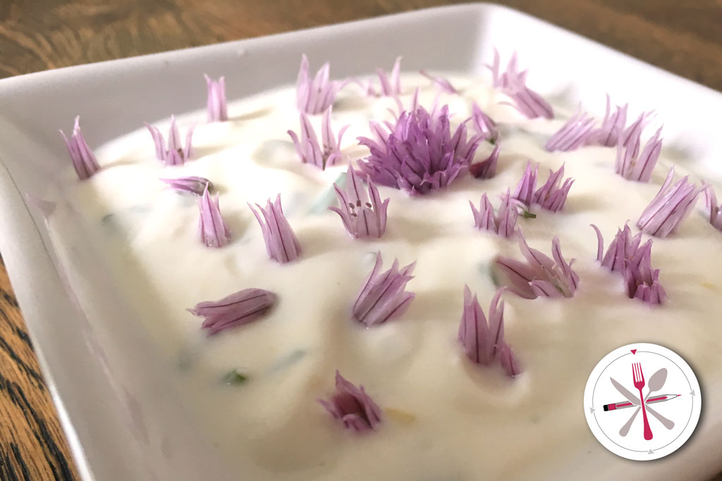 Schnittlauch Joghurt und Blüten
